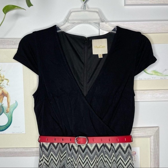 MODCLOTH Black & Gray Chevron Print V Neck Belted Dress Size Extra Small - Picture 2 of 10